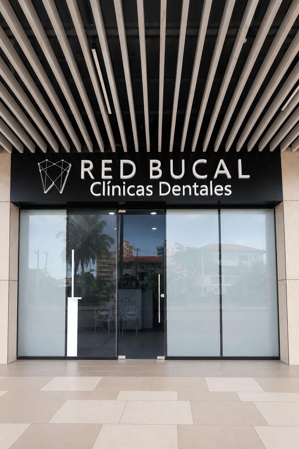 Fachada de Red Bucal Clínicas Dentales en Colón, Panamá